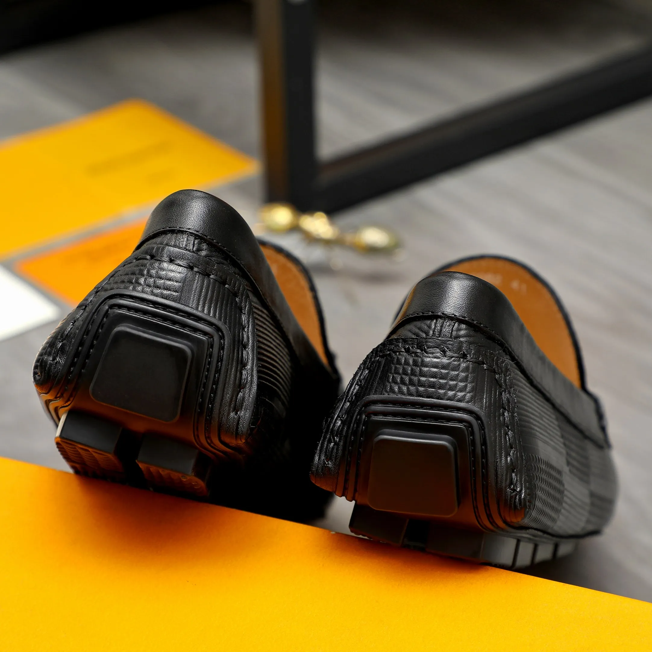Men's shoes 💰380 Product trademark: LV "Louis Vuitton" casual slip-on shoes Regular size: 38-45 (45 is custom-made and non-returnable) Product materials: Selected embossed cowhide upper, pigskin lining, rubber outsole